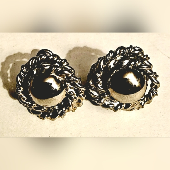 Vintage silver button coil wrapped screwback earrings - Picture 4 of 6